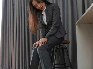 时尚性感的黑色丝袜内衣吊带美女图片，展现女性魅力与诱惑